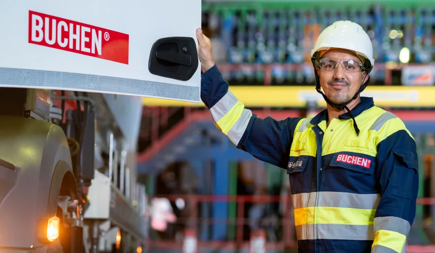 Medewerker van Buchen Industrial Services die de deur opendoet van een vrachtwagen met daarop het Buchen-logo