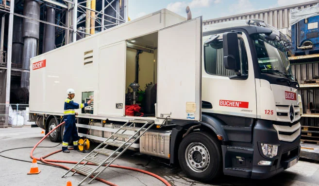 Safety Unit vrachtwagen van Buchen Industrial Services waarbij een operator deze bedient
