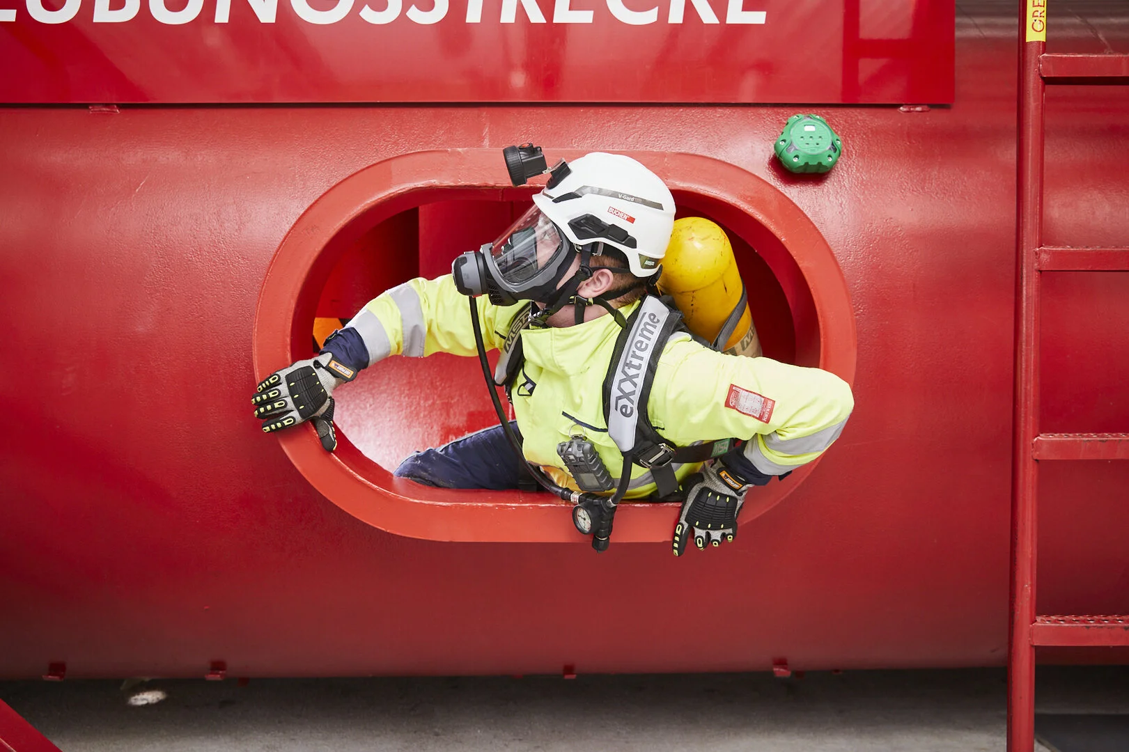 Industriële reiniger van Buchen Industrial Services die werkt met onafhankelijke ademhalingsbescherming