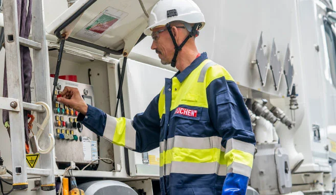 Een operator industriële reiniging van Buchen Industrial Services gebruikt een zuigwagen voor het schoonmaken van een industriële locatie.