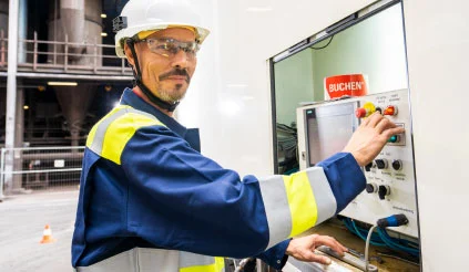 Operator van Buchen Industrial Services bedient de Safety Unit