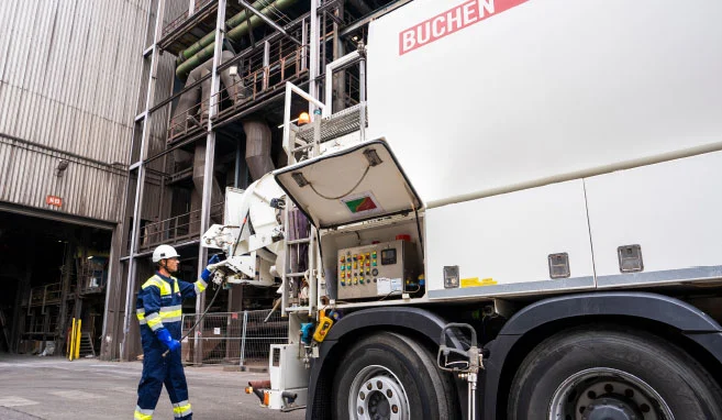 Een industriële reiniger van Buchen Industrial Services gebruikt een combi zuigwagen met hogedrukreiniger op een industriële installatie