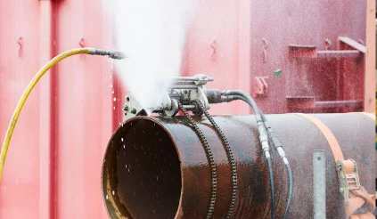 Koudsnijdentechniek van Buchen Industrial Services die gebruikt wordt om met een hogedrukwaterstraal een metalen buis te snijden
