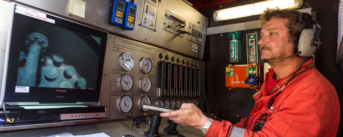 Een operator van Buchen Industrial Services overziet de veiligheid van zijn collega in de Life Support Unit