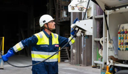 Werknemer van Buchen Industrial Services rolt de slang van de hogedruklans uit vanaf de hogedrukvrachtwagen