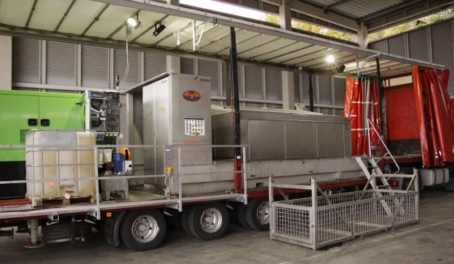 De ultrasoon reinigingsapparatuur van Buchen Industrial Services opgesteld op een vrachtwagen