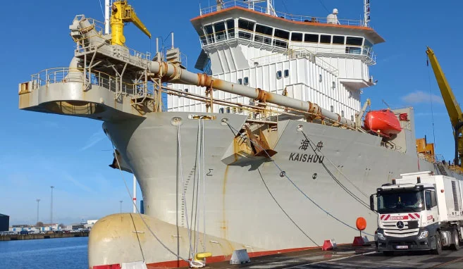 Aangemeerd schip met op het dok een reinigingsvrachtwagen van Buchen Industrial Services
