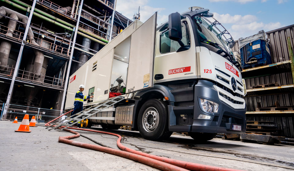 Safety Unit vrachtwagen van Buchen Industrial Services opgesteld voor werking.