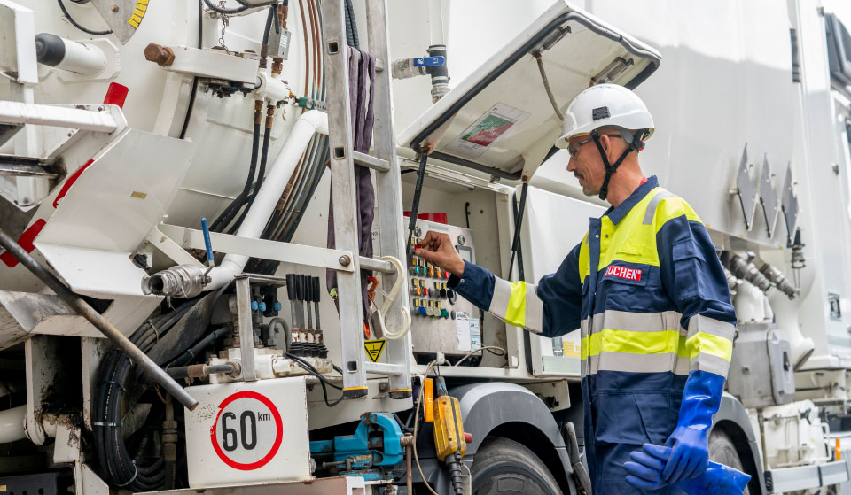 Een operator industriële reiniging van Buchen Industrial Services gebruikt een zuigwagen voor het schoonmaken van een industriële locatie.